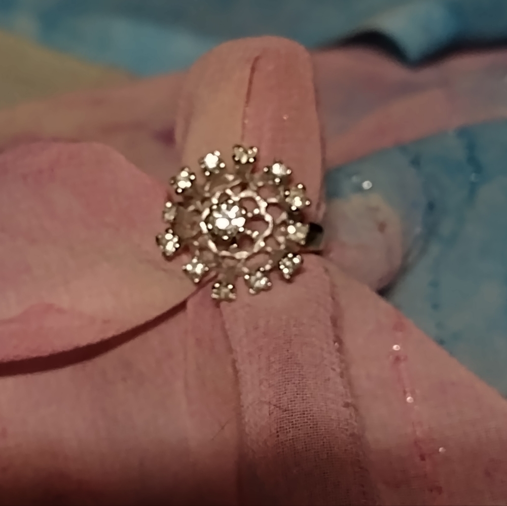 18kt HGE diamond ring